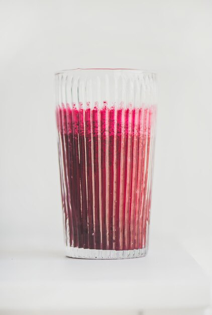 Frischer Detox-Rote-Bete-Smoothie im weißen Hintergrundkopierraum aus Glas