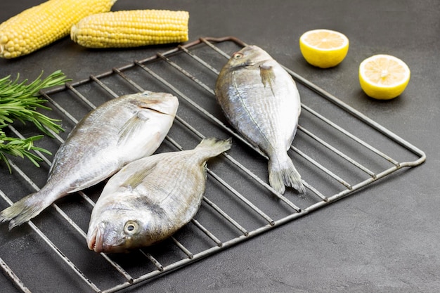 Foto frischer dorado-fisch auf einem metallgrill