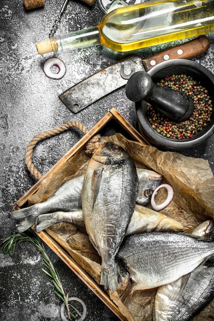 Frischer Dorado-Fisch mit Gewürzen und Weißwein.