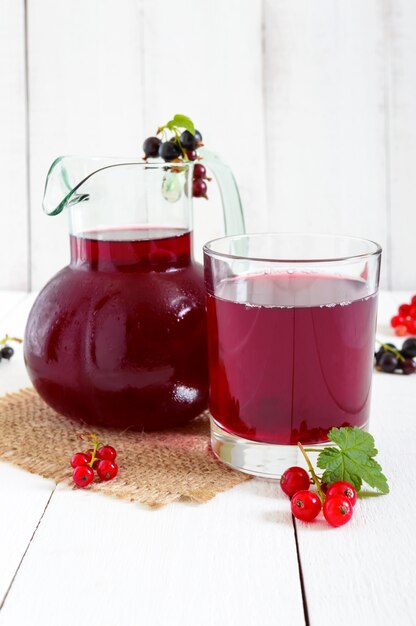 Frischer Eistee mit Beeren in einem Glas