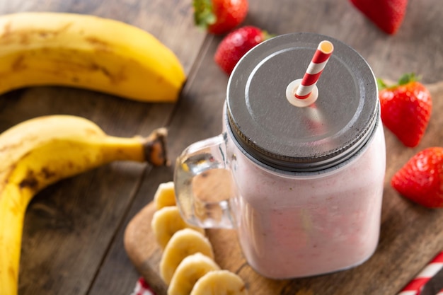 Frischer Erdbeer- und Bananen-Smoothie im Glas