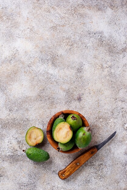 Frischer Feijoa auf hellem Hintergrund