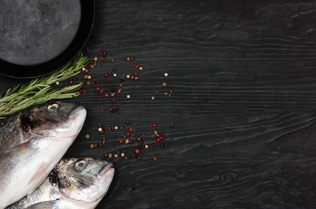 Frischer Fisch Dorado Dorado und Zutaten zum Kochen auf einem Tisch