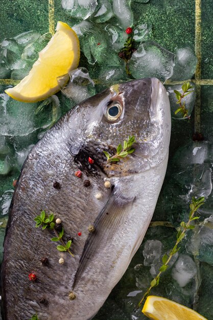 Frischer Fisch-Dorado mit Zitrone auf Eis