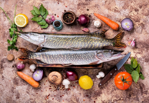 Frischer Fisch mit Gewürzen