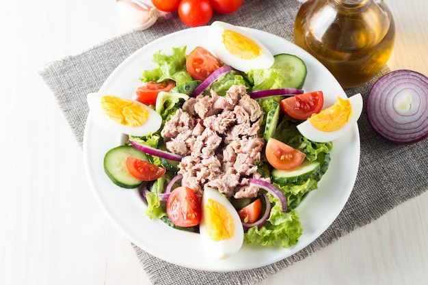 Frischer Fischthunfischsalat aus Tomaten, Ruccola, Thunfisch, Eiern, Rucola, Crackern und Gewürzen.