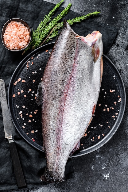 Frischer Forellenfisch mit Salz und Rosmarin.