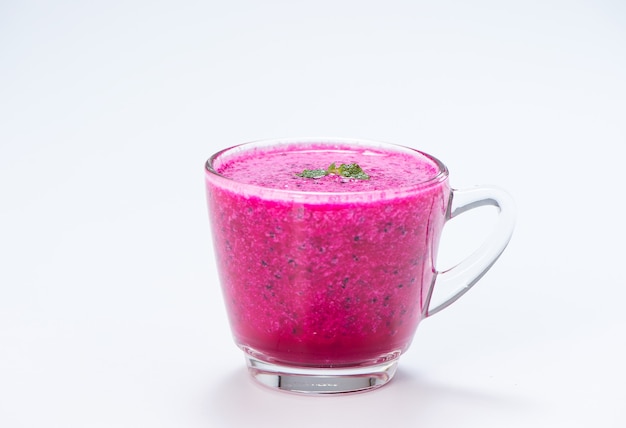 Frischer Fruchtsaft des roten Drachen (Pitaya) im Glasbecher.