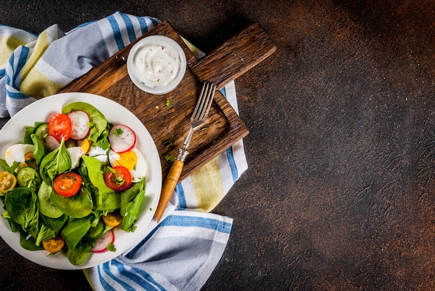 Frischer Frühlingsgemüsesalat