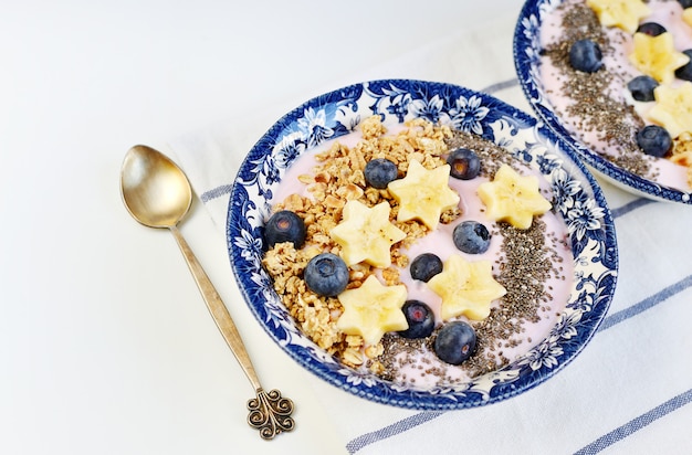 Frischer Frühstücksjoghurt mit Müsli-Bananen-Beeren-Granola