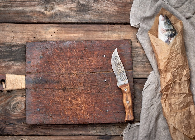 Frischer ganzer Wolfsbarschfisch eingewickelt in ein braunes Papier