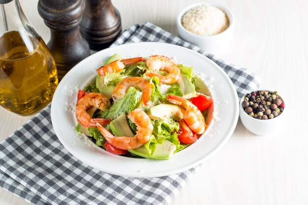 Frischer Garnelensalat aus Tomaten, Ruccola, Avocado, Garnelen.