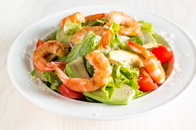 Frischer Garnelensalat aus Tomaten, Ruccola, Avocado, Garnelen.