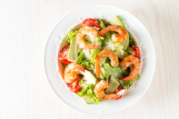 Frischer Garnelensalat aus Tomaten, Ruccola, Avocado, Garnelen.