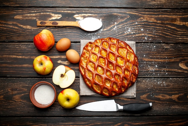 Frischer gebackener klassischer amerikanischer Apfelkuchen der Bio auf Holztisch.