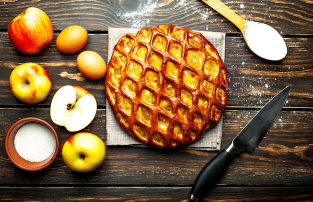 Frischer gebackener klassischer amerikanischer Apfelkuchen der Bio auf Holztisch.