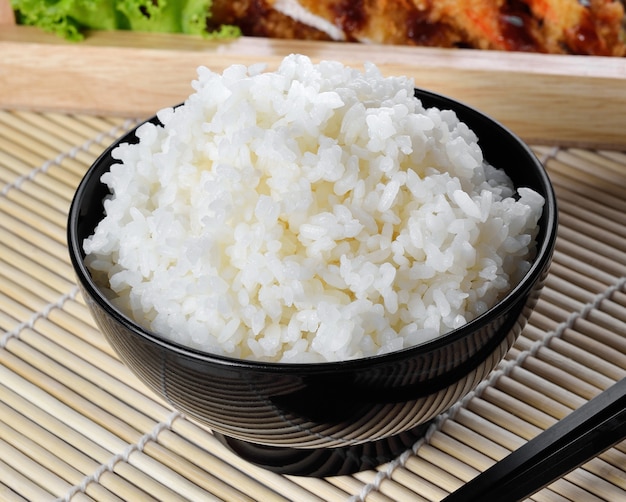Frischer gekochter Reis in einer Schüssel