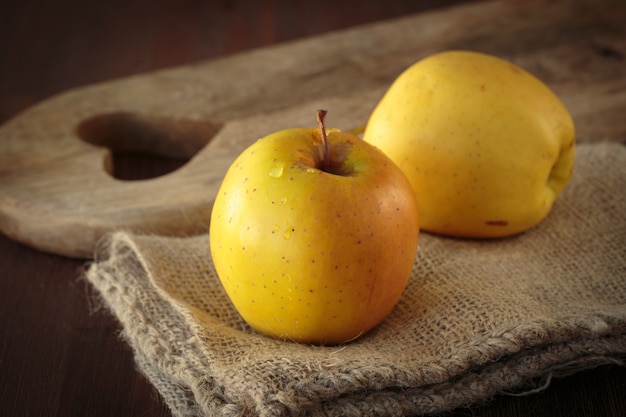 frischer gelber Apfel