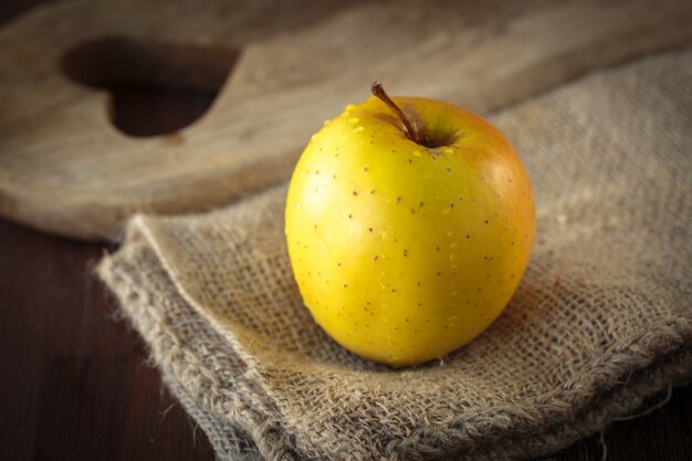 frischer gelber Apfel