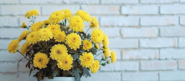 Frischer gelber Chrysanthemum-Bucquet gegen einen weißen Ziegelstein-Hintergrund mit Lava- und Aqua-Mente-Tönen