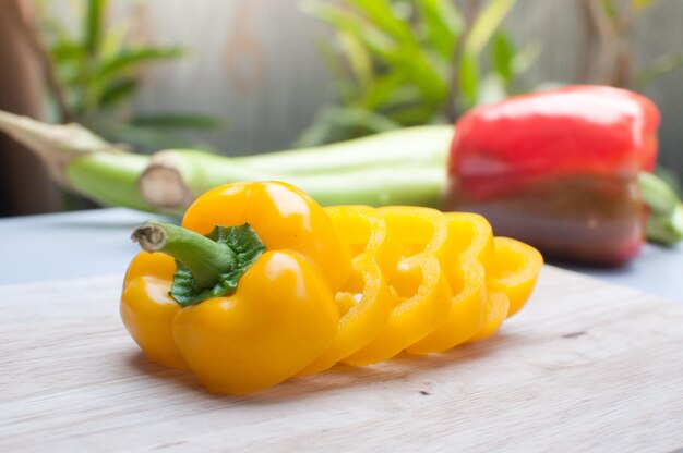 Frischer gelber Paprika auf Holzbrett geschnitten