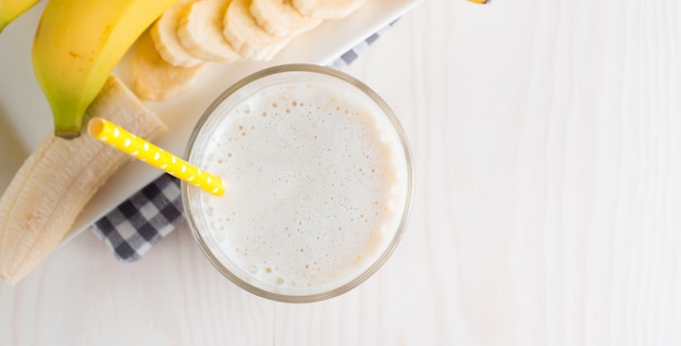 Foto frischer gemachter bananen-smoothie oder milchshake