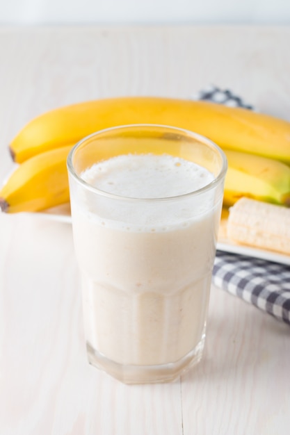 Frischer gemachter bananen-smoothie