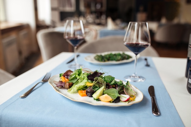 frischer Gemüsesalat auf dem Tisch