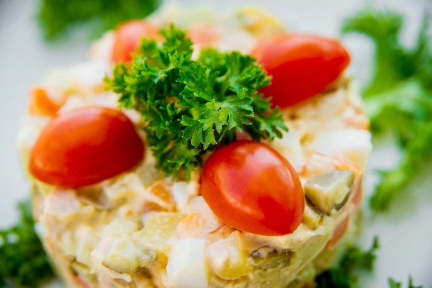 Frischer Gemüsesalat auf dem weißen Teller. Restaurant