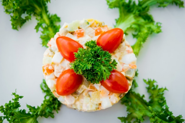 Frischer Gemüsesalat auf dem weißen Teller. Restaurant