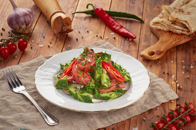 Frischer Gemüsesalat auf hölzernem Hintergrund, vegetarisches Essen