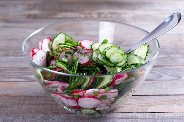 Frischer Gemüsesalat auf Tischnahaufnahme