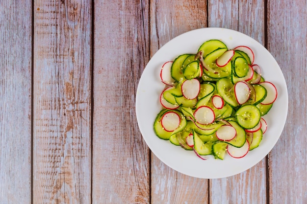 Frischer Gemüsesalat aus Gurke und Radieschen