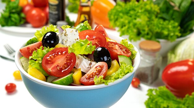 Frischer gemüsesalat, griechischer salat, serviert mit gesunden zutaten