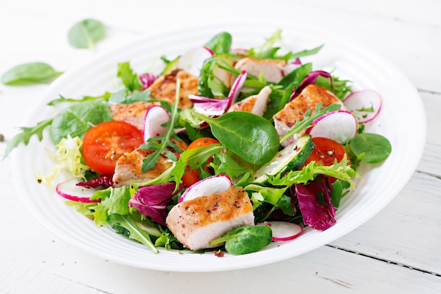 Frischer Gemüsesalat mit gegrillter Hühnerbrust. Hühnchensalat. Gesundes Essen