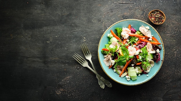 Frischer gemüsesalat mit hähnchenfilet essen draufsicht freier platz für ihren text