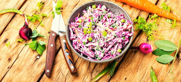 Frischer Gemüsesalat mit Rotkohl.Krautsalat in einer Schüssel