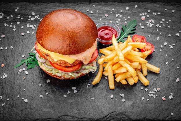 Frischer geschmackvoller Burger und Pommes-Frites