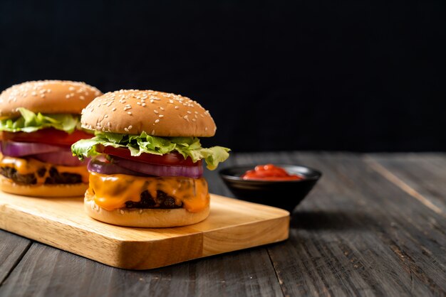 frischer geschmackvoller Rindfleischburger mit Käse und Ketschup