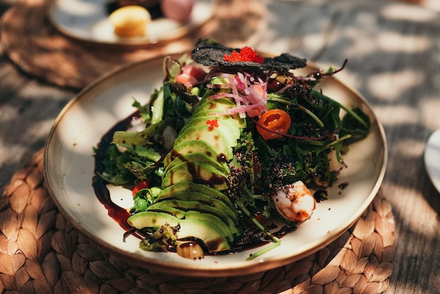 Frischer, gesunder Avocado- und Garnelensalat, serviert im Freien