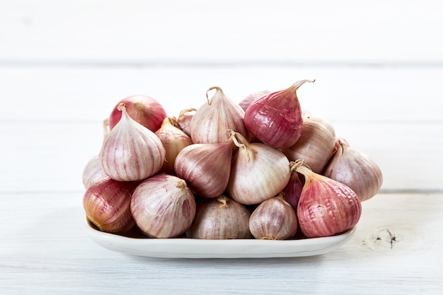 Frischer gesunder Knoblauch auf weißer Tabelle