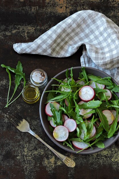 Frischer gesunder Rettich-Rucola-Salat. Diät-Salat mit Rettich. Rohkost.