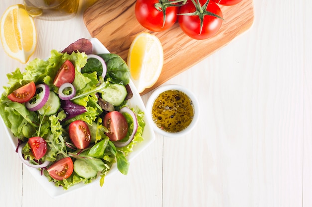 Frischer gesunder Salat mit leckerem Spinat, Feta-Käse, roten Zwiebeln, Gurken und Kirschtomaten