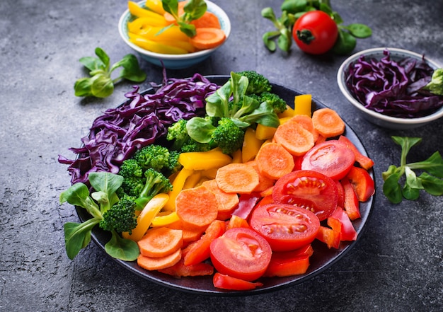 Frischer gesunder vegetarischer Regenbogensalat