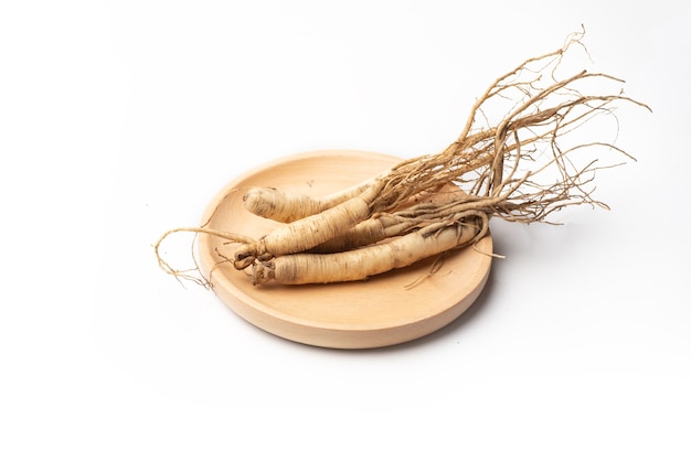 Frischer Ginseng auf weißem Hintergrund