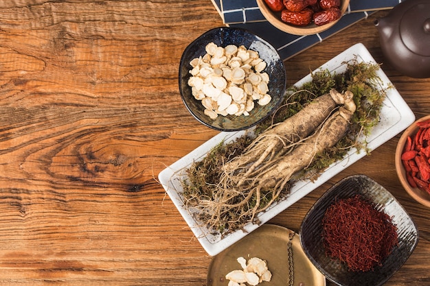 Frischer Ginseng und trockene Scheiben