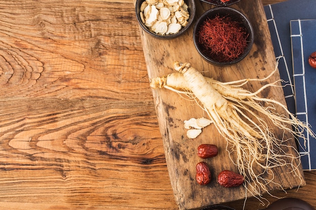 Frischer Ginseng und trockene Scheiben