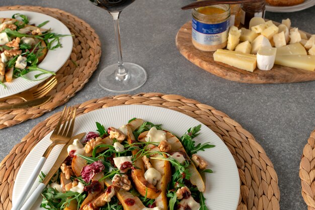 Frischer gourmet-salat birne, gorgonzola, rucola, walnüsse, käseplatte