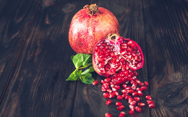 Frischer Granatapfel auf dem Holztisch