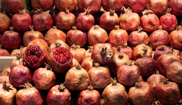 Frischer Granatapfel auf dem Markt. Granatäpfel für Saft auf der Theke des Obstmarktes